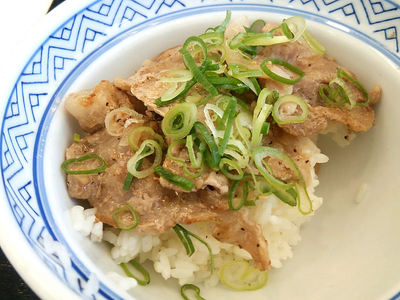 ねぎ塩ロース豚丼 半分食べました