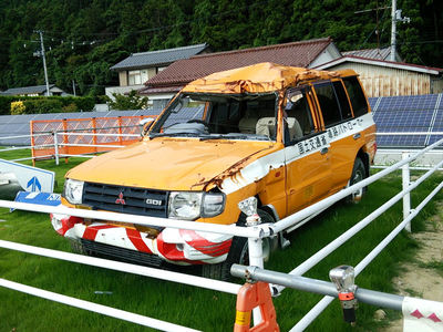 被災したパトロールカー