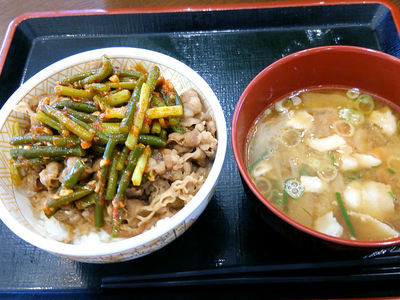 ニンニクの芽牛丼と豚汁