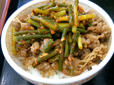 ニンニクの芽牛丼