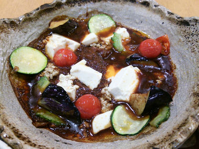 彩り野菜と手作り豆腐の土鍋麻婆