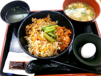 牛ビビンバ丼定食と豚汁