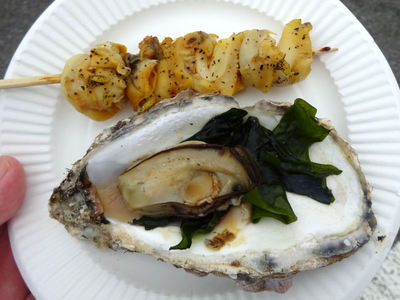 石巻の焼き牡蠣とつぶ貝串