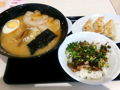 嵐げんこつラーメン 味噌と豚めしセット