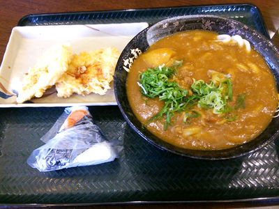 カレーうどんと天ぷら、おにぎり