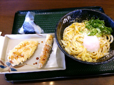 カルボナーラかま玉と鮭おにぎり、とり天、チーズちくわ天