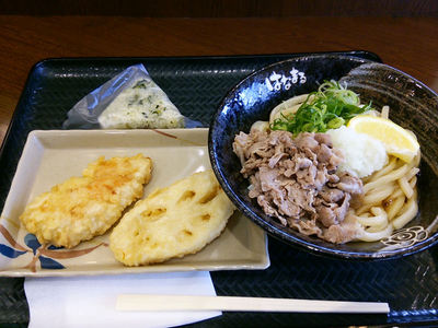 塩豚おろしぶっかけと天ぷら、おにぎり