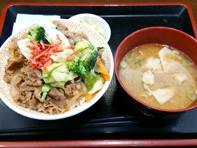 春のえび塩キャベツ牛丼と豚汁