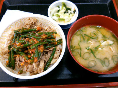 ニンニクの芽牛丼と豚汁