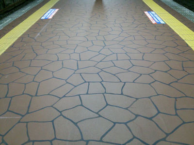 津田沼駅のホーム床 リニューアル