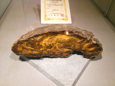 琥珀の塊