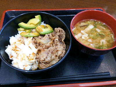 アボカド牛丼と豚汁