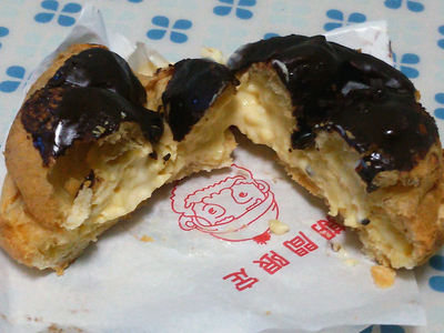 プリンシュークリームを割ったところ