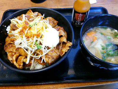 ウシジマ丼 激辛牛カルビ丼と豚汁