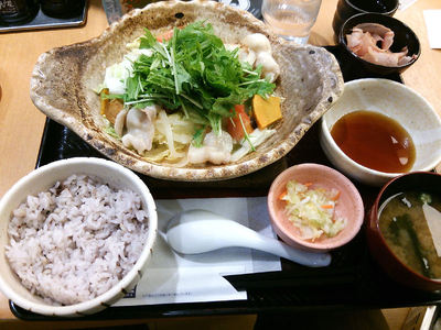 四元豚とたっぷり野菜の蒸し鍋定食