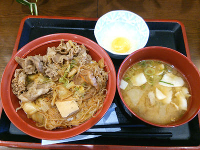 牛すき焼き丼と卵