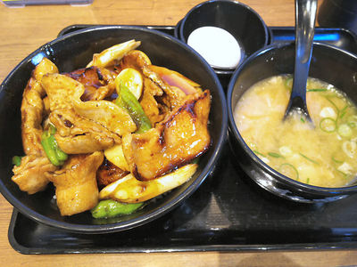 デカ豚バラ焼肉丼と豚汁