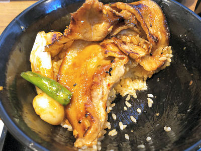 デカ豚バラ焼肉丼 半分