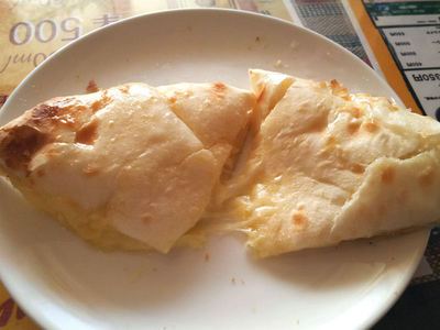 チーズナンを割ったところ