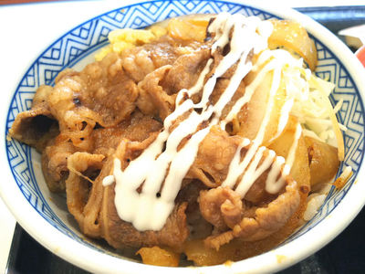 牛カルビ生姜焼き丼 マヨネーズかけ