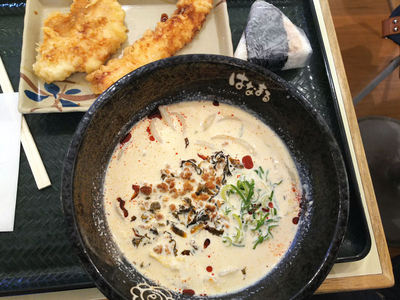 濃厚豆乳坦々うどん とり天、イカ天、鮭おにぎり