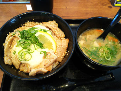 極上ねぎ塩豚トロ丼と豚汁