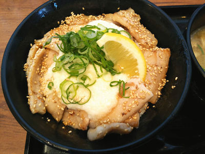 極上ねぎ塩豚トロ丼