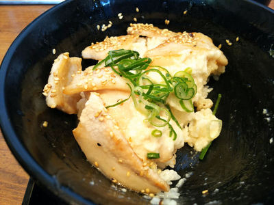 極上ねぎ塩豚トロ丼 残り半分