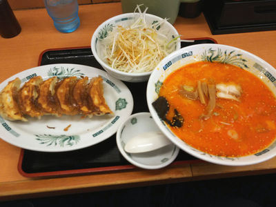 ピリ辛とんこつネギラーメン 餃子セット