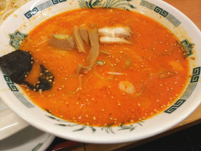 ピリ辛とんこつネギラーメン ネギのせ前