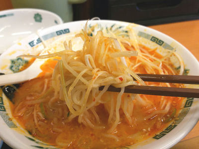 ピリ辛とんこつネギラーメン 麺上げ