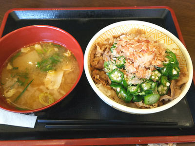 かつぶしオクラ牛丼と豚汁
