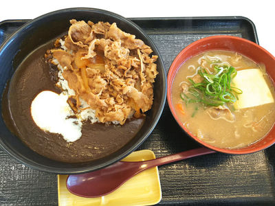 牛半熟玉子黒カレーと豚汁