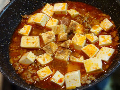 豆腐を煮込む