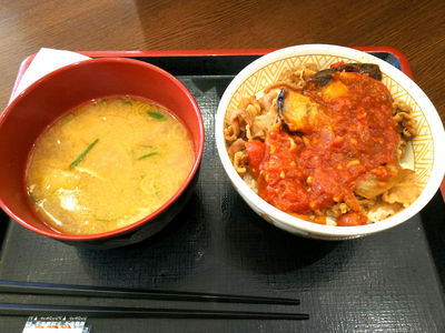 なすアラビアータ牛丼と豚汁