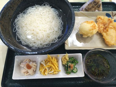 そうめんと天ぷら、梅昆布おにぎり