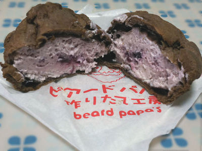 ブルーベリーチーズケーキシュー 半分にカットしたところ