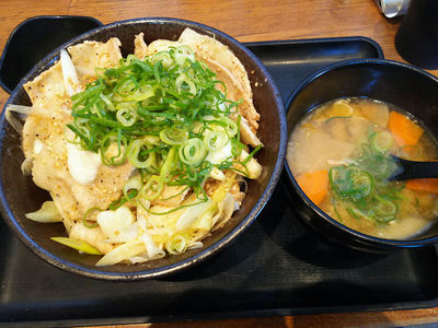 厚切り三元豚のねぎ塩すた丼と豚汁