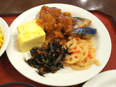 朝食ビュッフェ  サバ、辛味チキン、出汁巻き