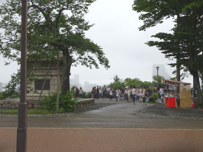 騎馬像を見学する人たち