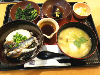 いわとろ丼とたっぷり野菜の麦みそ汁
