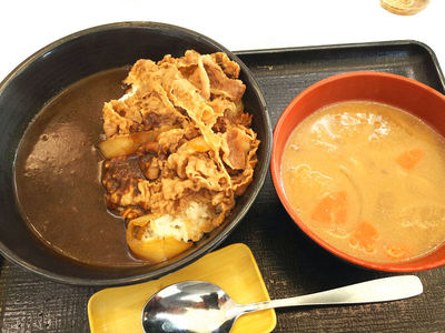 牛黒カレーと野菜たっぷりみそ汁