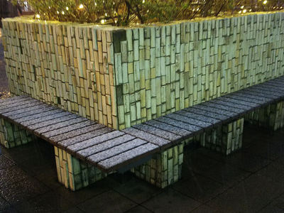 津田沼駅のウッドベンチ