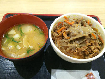 ごまだれきんぴら牛丼と豚汁
