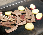 まずは肉を焼く