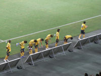 試合終了後、バックスタンド側で挨拶をする選手達