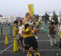 女の子を抱えるジェフィ