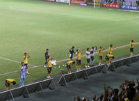 試合後、バックスタンドで挨拶をする選手達