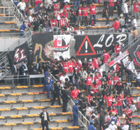 緩衝帯を狭めて進入するレッズサポ