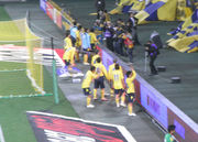 試合後、ゴール裏で挨拶する選手達